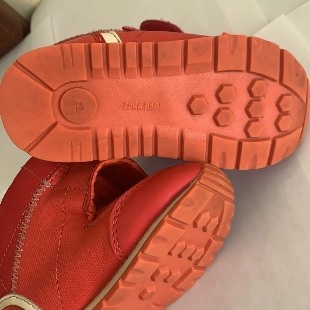 𝅺Zara| Kids Sneakers w/t adhesive strap closure- Size 22